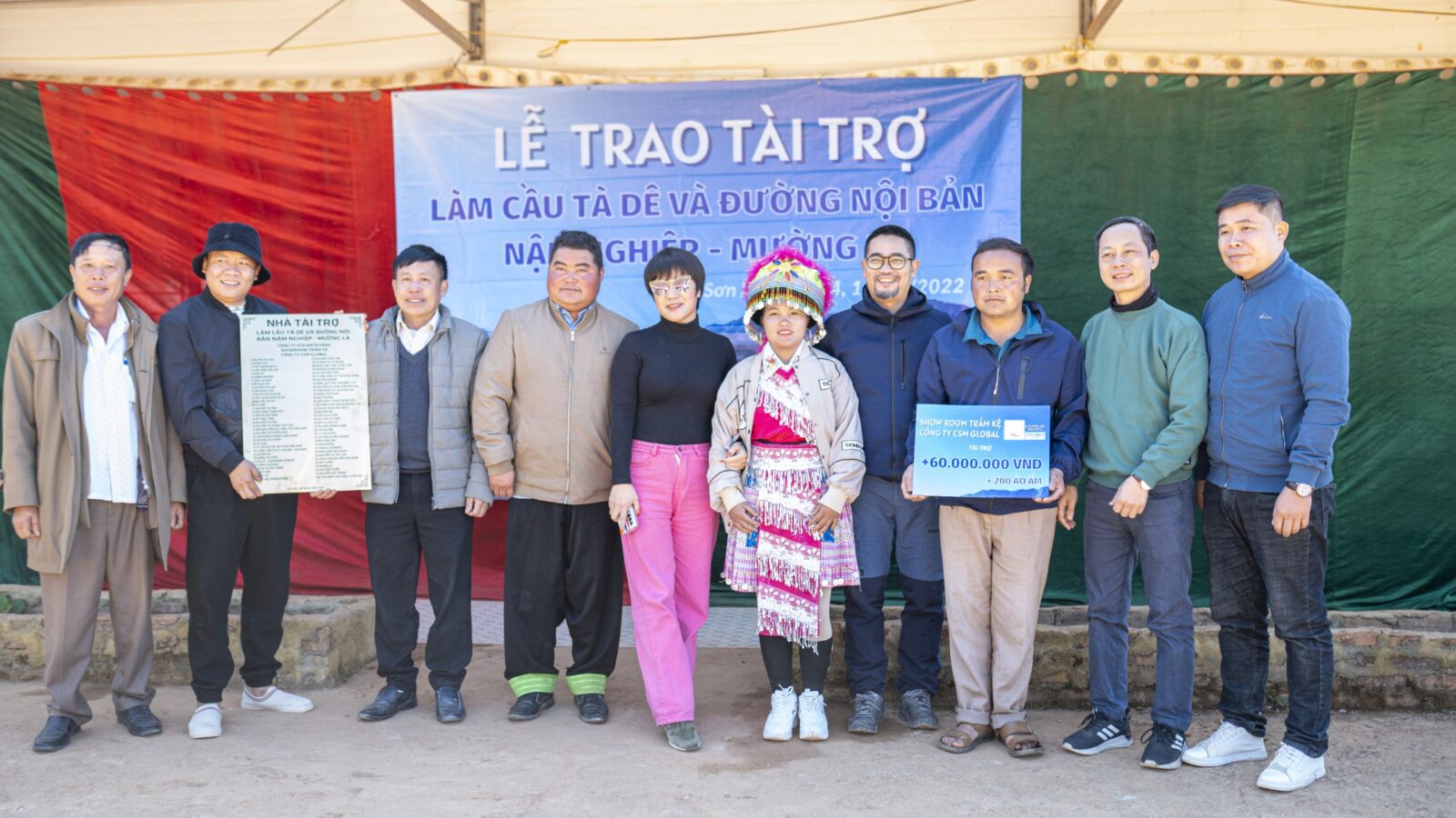 Lễ trao tài trợ làm cầu Tà Dê và đường nội bản