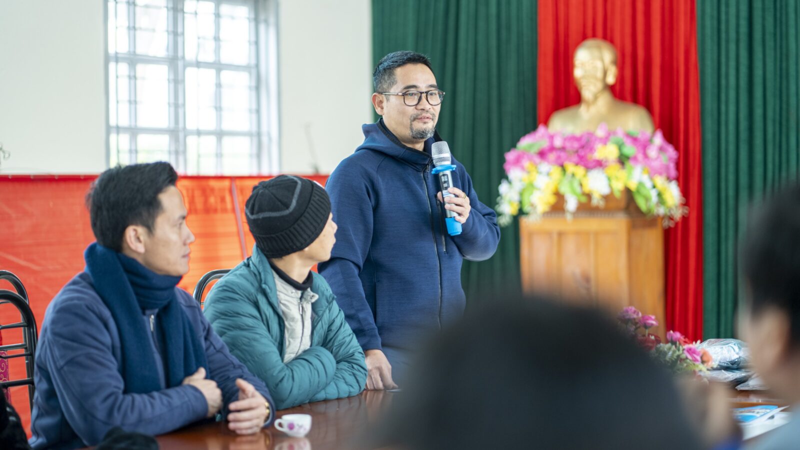 Anh Nguyễn Cao Cường giám đốc Cty CSM GLOBAL phát biểu, giao lưu cùng người dân và cán bộ địa phương